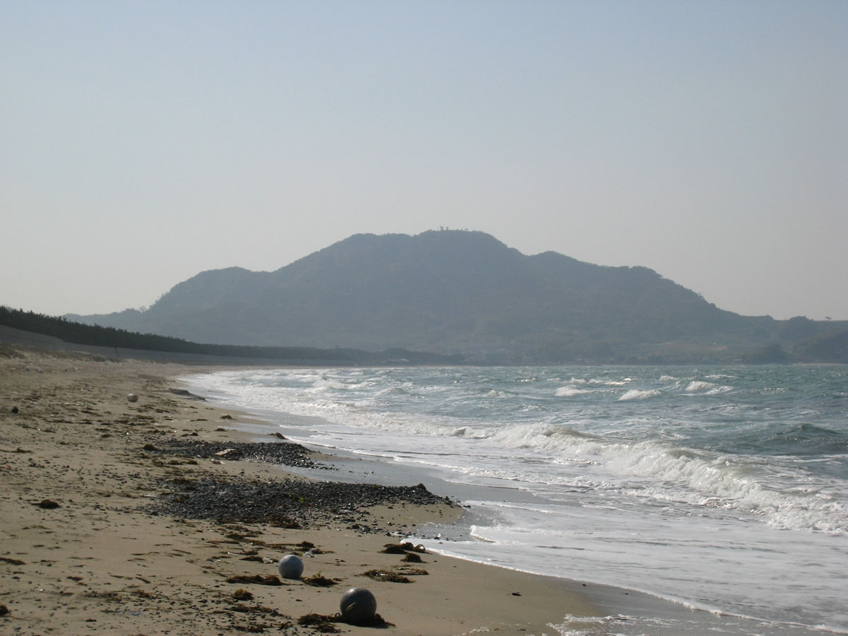 今津海岸から見た柑子岳城跡