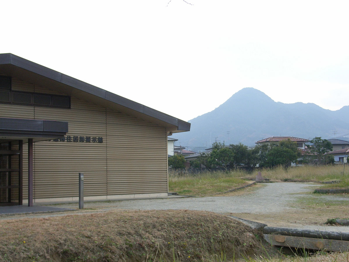 展示館と飯盛山