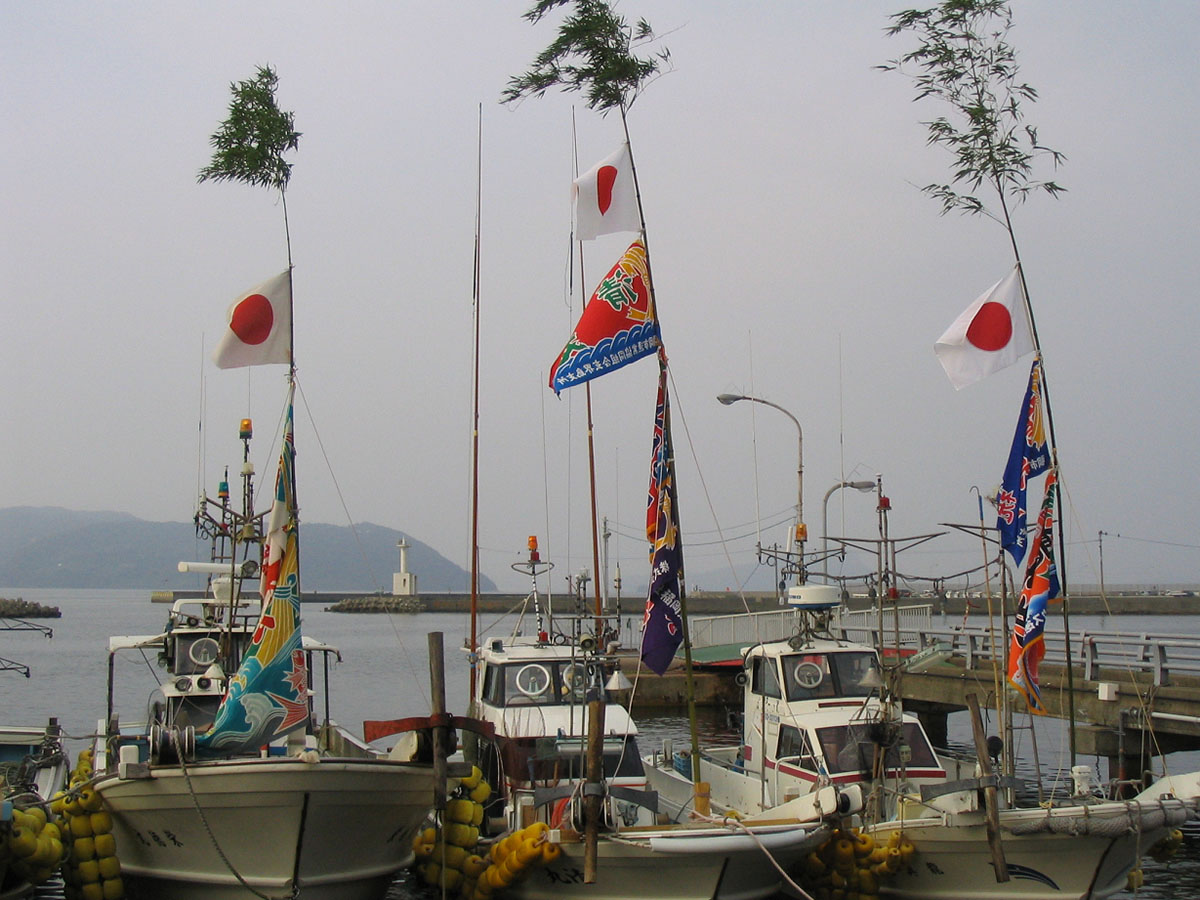 1.大漁旗を掲げた漁船