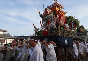 お神輿を担ぐ人々