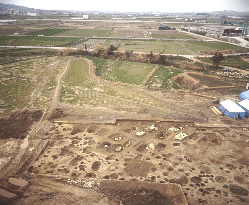 「最古の王墓」が発見された高木地区（南より見る。奥は博多湾）